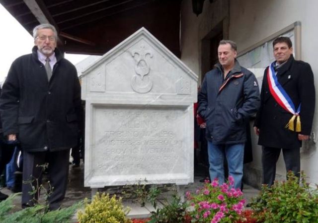 Inauguration du monument (cénotaphe) reconstitué